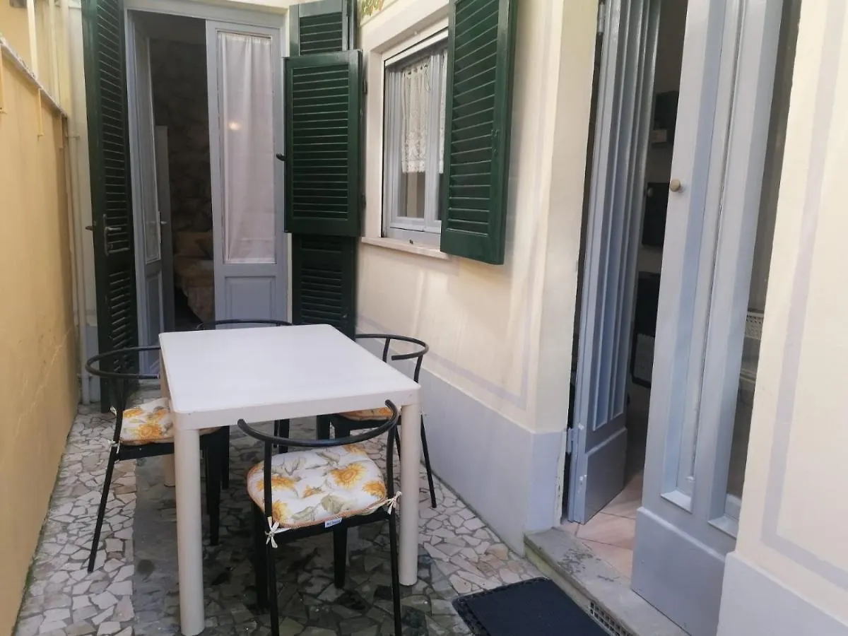 La Casina Giramondo Di Ele Viareggio