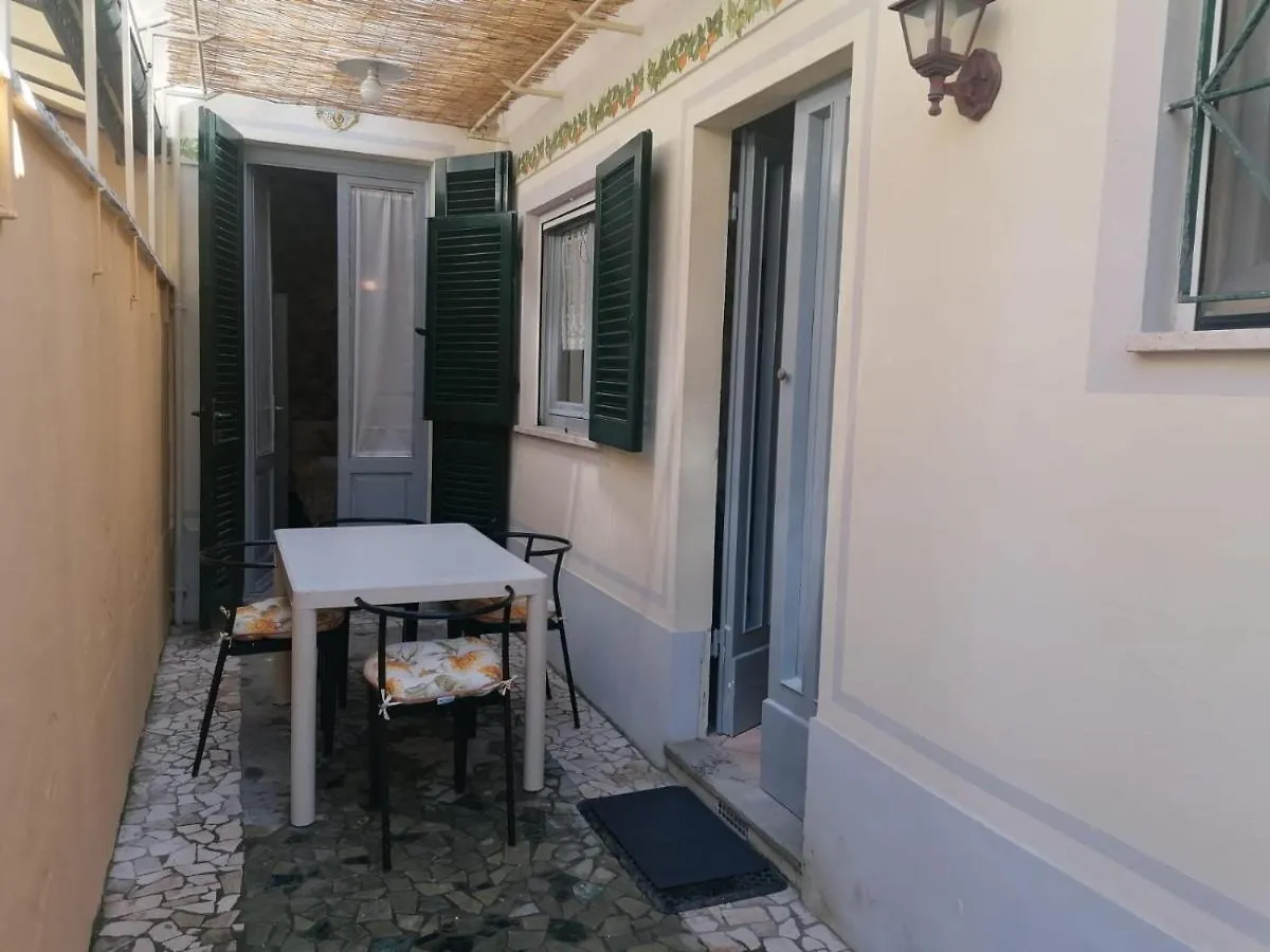La Casina Giramondo Di Ele Viareggio