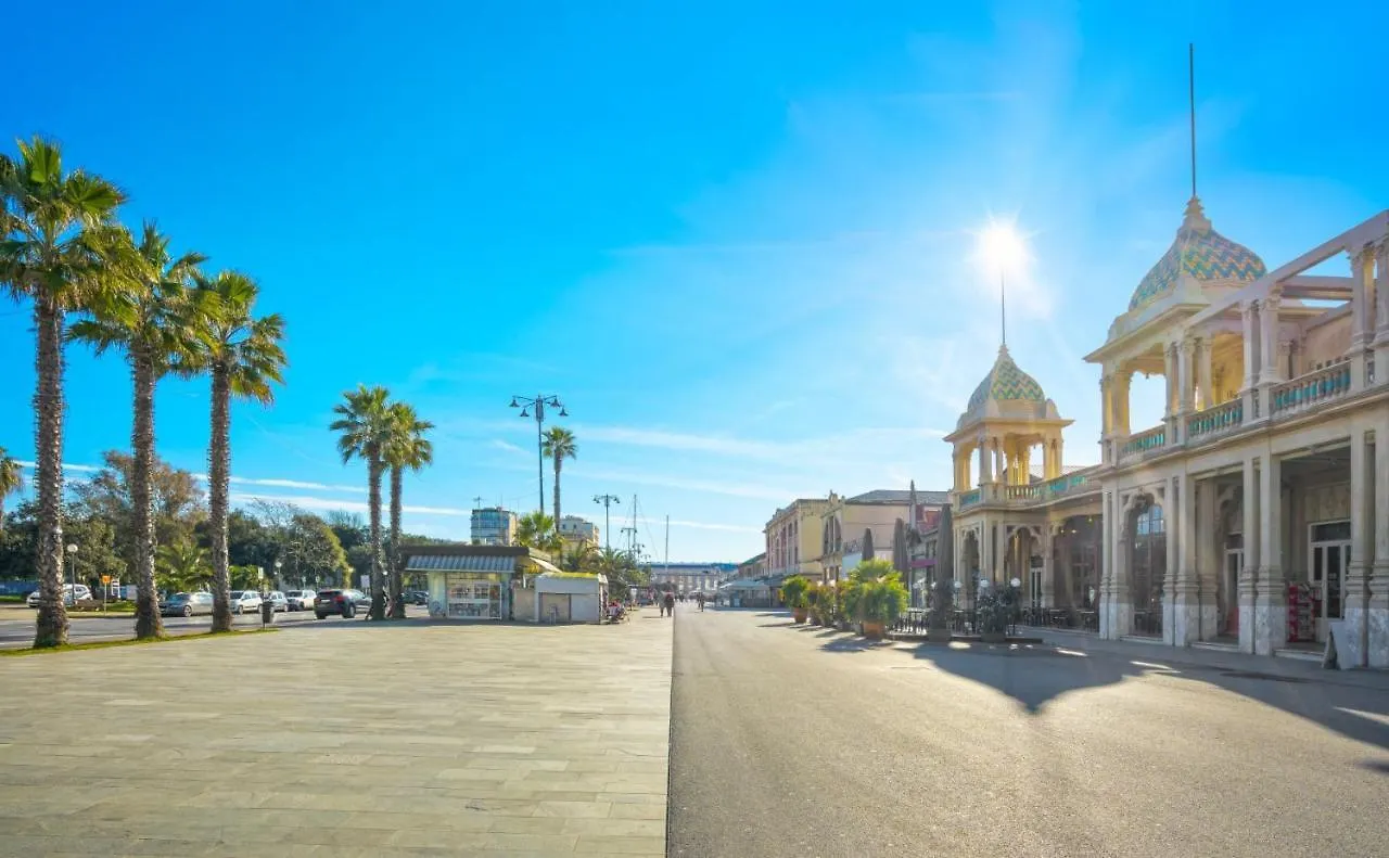 La Casina Giramondo Di Ele Viareggio